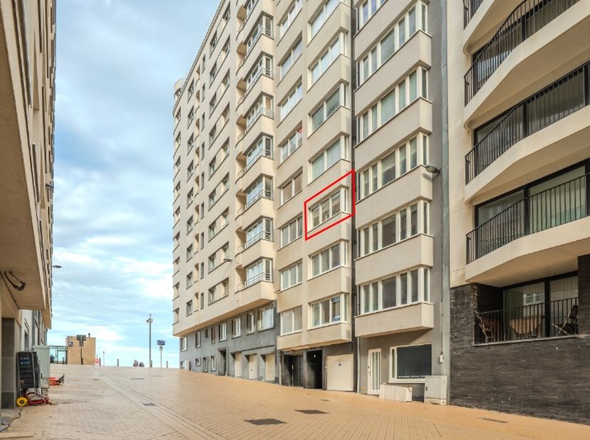 Dit perfect gelegen volledig en kwalitatief vernieuwd appartement met zijdelings ZEEzicht is uiterst gezellig ingericht! In een kleinschalige resident