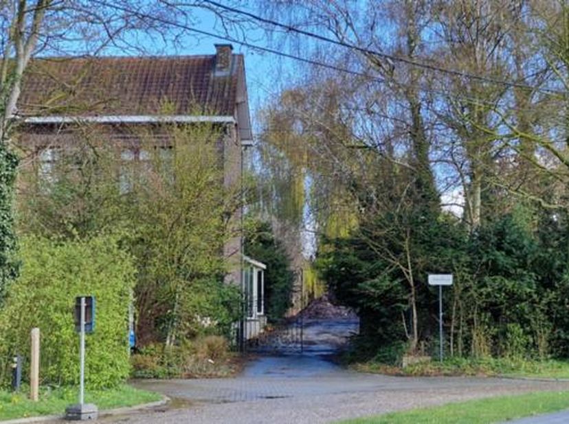 KOOP 1: TE RENOVEREN HOEVE - <br />
<br />
Een te renoveren hoeve, rustig gelegen in agrarisch gebied (bestemd voor landbouwactiviteiten, voor uitslui