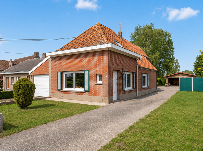 Située dans la Zilverbergstraat à Moorslede, vous trouverez cette charmante maison sur un grand terrain de 998 m². L'emplacement est idéal pour ceux q