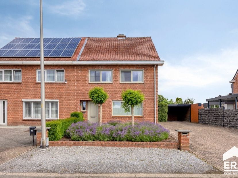 Bent u op zoek naar een verzorgde, instapklare woning op een rustige locatie? Dan is deze halfopen bebouwing aan de Eikstraat 9 in Lommel absoluut een