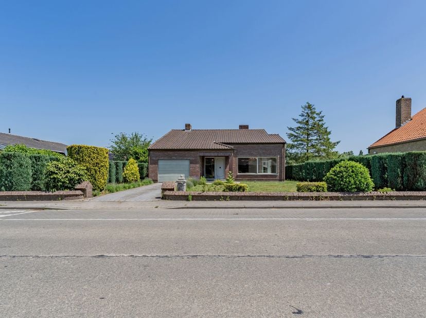 Deze alleenstaande bungalow is gelegen op een perceel van meer dan 900 m² en biedt een uitstekende basis voor wie op zoek is naar een ruime woning met