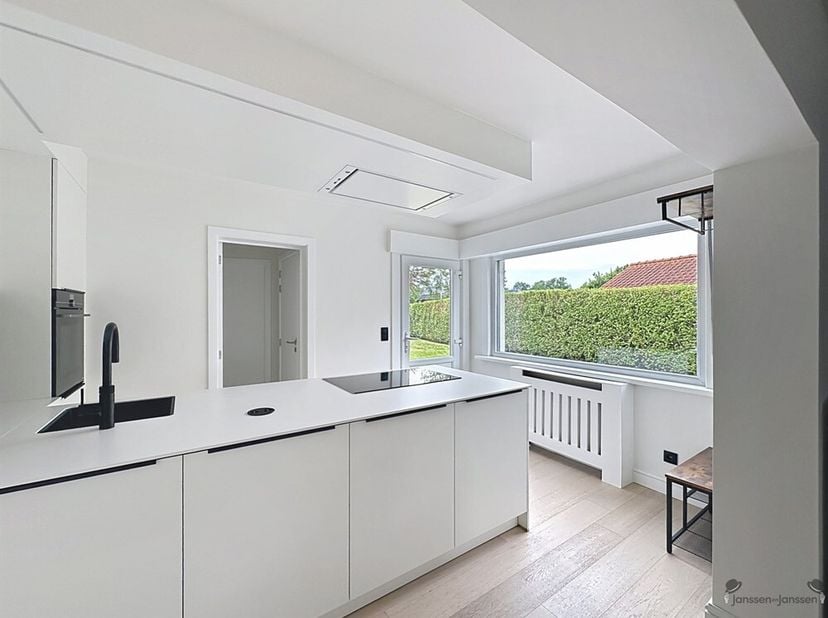 Deze gerenoveerde woning is op zoek naar zorgzame bewoners die er een warme thuis van willen maken. Dankzij de aangename indeling, de ruime buitenruim