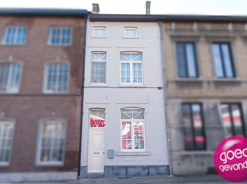 KARAKTERVOL HERENHUIS met 4 SLAAPKAMERS, ZONNIG TERRAS en RUSTIGE STADSTUIN<br />
In de stadskern gelegen, mooie gesloten bebouwing met authentieke ge