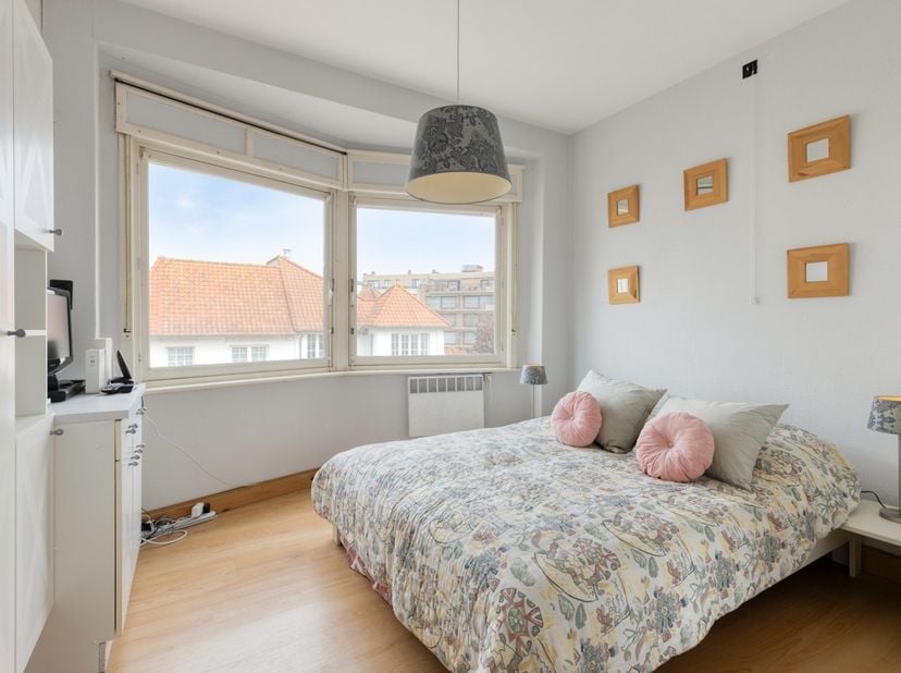 Gezellig appartement in een rustige straat nabij het centrum van Koksijde. Het beschikt over één slaapkamer, een aparte wc, badkamer, praktische keuke
