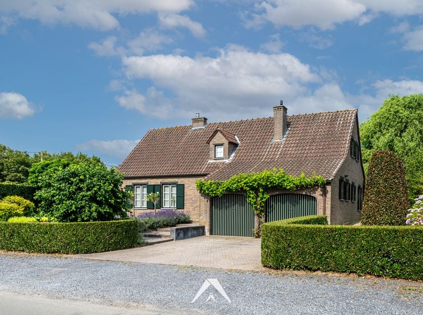 Schitterende open villa met ruime tuin op residentiële toplocatie in Bellegem<br />
Op zoek naar kwalitatief wonen in een groene, rustige omgeving met
