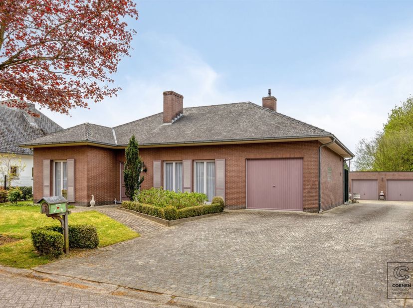 Bij het betreden van deze verzorgde woning wordt u verwelkomd in een ruime inkomhal. Aansluitend bevindt zich de lichtrijke leefruimte, waar grote raa