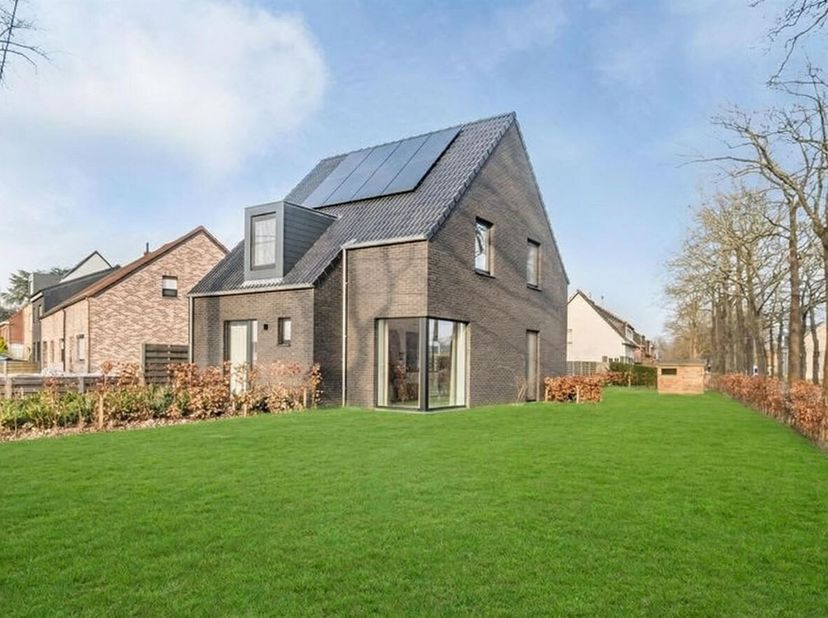 Instapklare, energiezuinige woning (2024) in rustige residentiële wijk in Mol-Rauw<br />
Deze vrijstaande woning uit 2024 is rustig gelegen in een aan