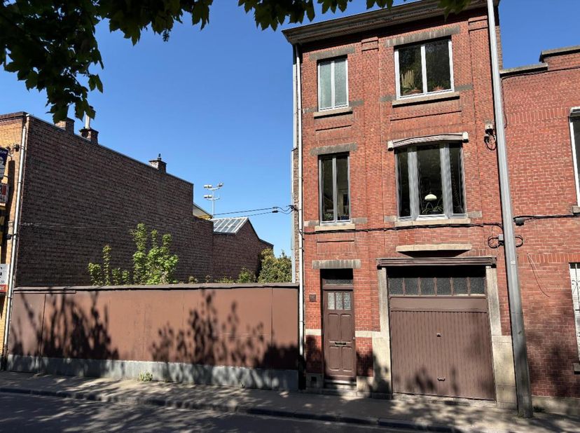 MAISON 3 FACADES AVEC GRAND TERRAIN ET BEAU POTENTIEL<br />
<br />
Belle maison trois façades située à Bressoux, rue Winston-Churchill 181, bénéfician
