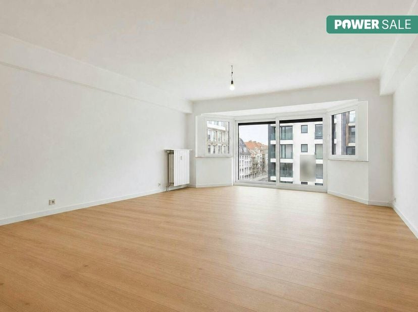 Gelegen op de tweede verdieping van de verzorgde residentie "De Post", geniet u van een centrale ligging in het hart van de stad. Wie dit appartement