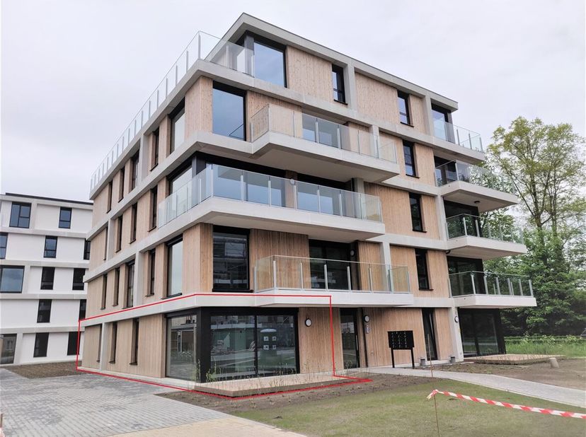 Ruim gelijkvloers appartement met 1 slaapkamer, terras en autostaanplaats<br />
Ligging: Dit moderne appartement is ideaal gelegen op een toplocatie n
