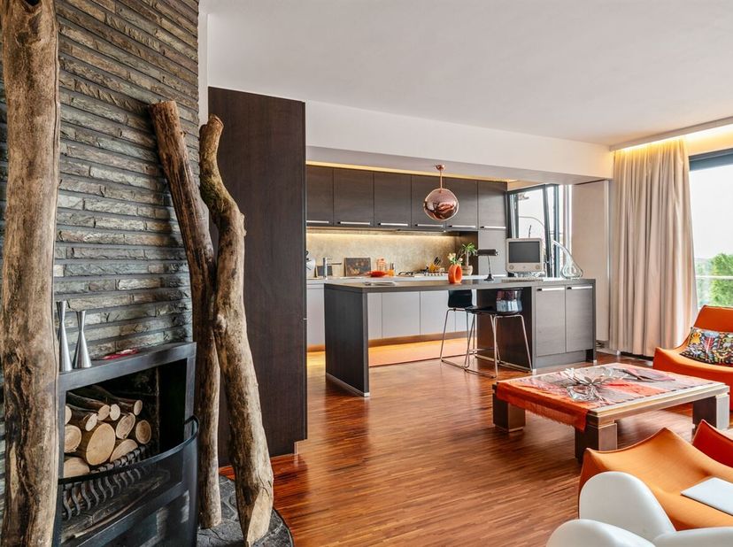 Situation :<br />
Cet appartement exclusif, entièrement rénové, bénéficie d'un emplacement de choix sur la très prisée avenue Fruithoflaan, avec un ex