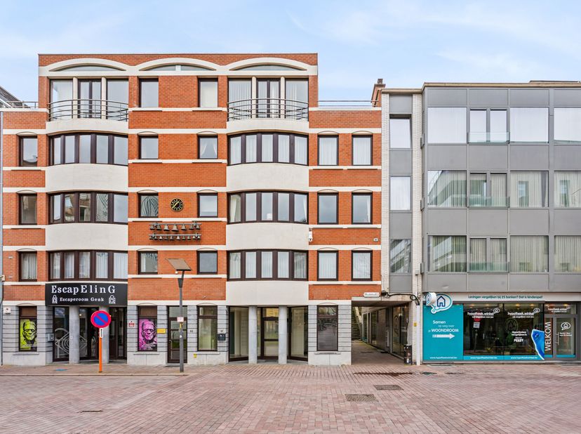 In de levendige Molenstraat in Genk, recht tegenover de doorgang tussen Shopping 1 en Shopping 2, bevindt zich deze gelijkvloerse handelsruimte van 23