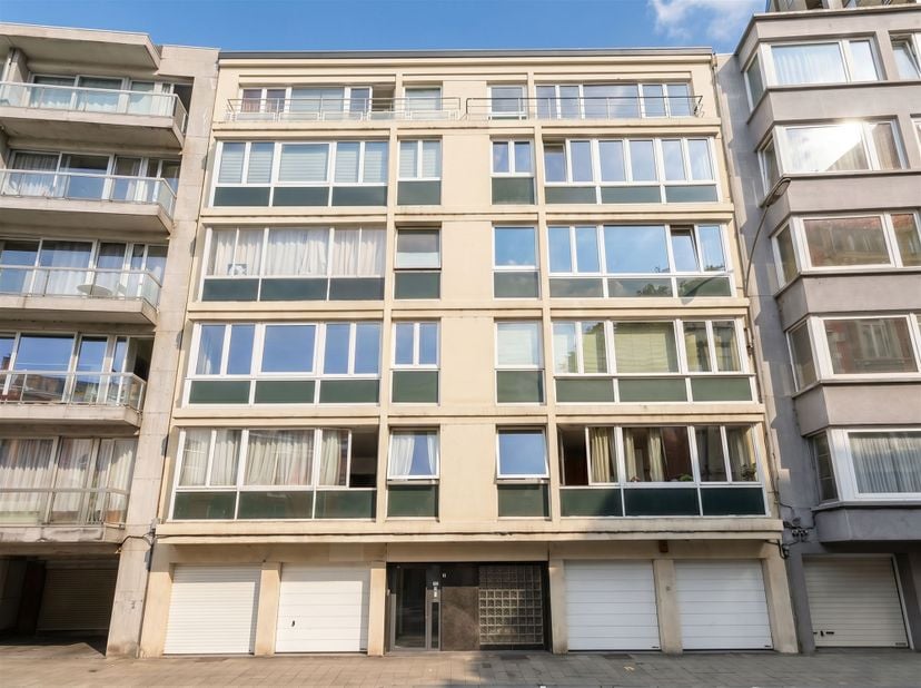 Entre Meuse et Dérivation, sur un quai calme mais proche de toutes les commodités et services, un appartement de deux chambres à réhabiliter. Situé au