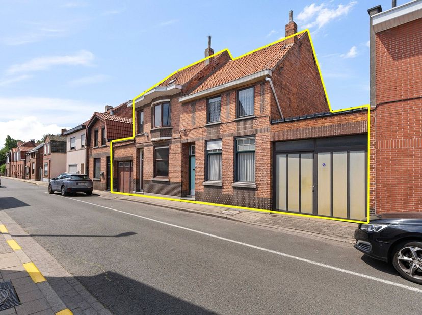 Ontdek deze twee te renoveren woningen, elk gelegen op een perceel van 280 m² en voorzien van een aangename, ruime tuin. Beide woningen beschikken ove