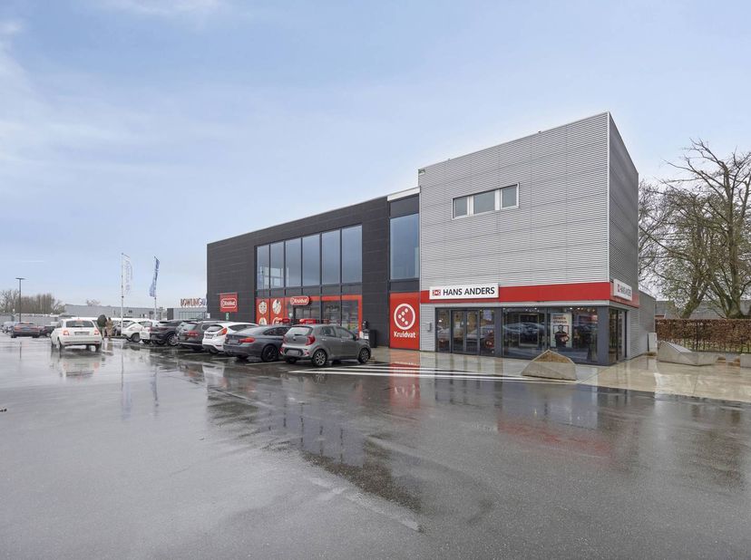 Deze ruime en moderne kantoorruimte van ca. 320 m² is gelegen op een uiterst commerciële locatie in Diepenbeek, boven het winkelcentrum Shopping Diepe