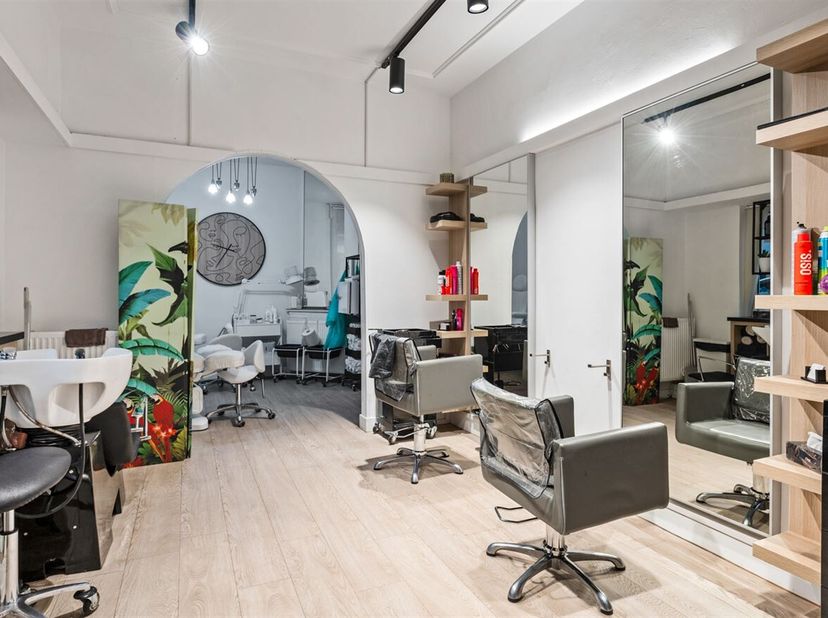 Opbrengsteigendom met handelsgelijkvloers en 3 appartementen met gunstig rendement<br />
 Ligging: Deze opbrengsteigendom is perfect gelegen op de Git