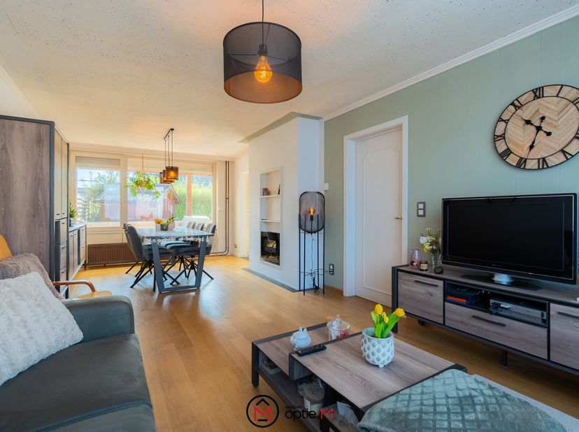 Op een mooi en volledig omheind perceel van 455 m², rustig gelegen in de Leemweg 7 in Hechtel-Eksel, vind je deze charmante woning te koop.<br />
Je w
