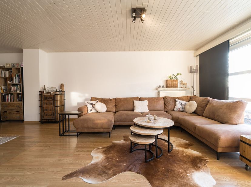 Cet espace commercial avec un appartement à l'étage est idéalement situé à deux pas du centre de Geel. L'espace commercial est actuellement aménagé en
