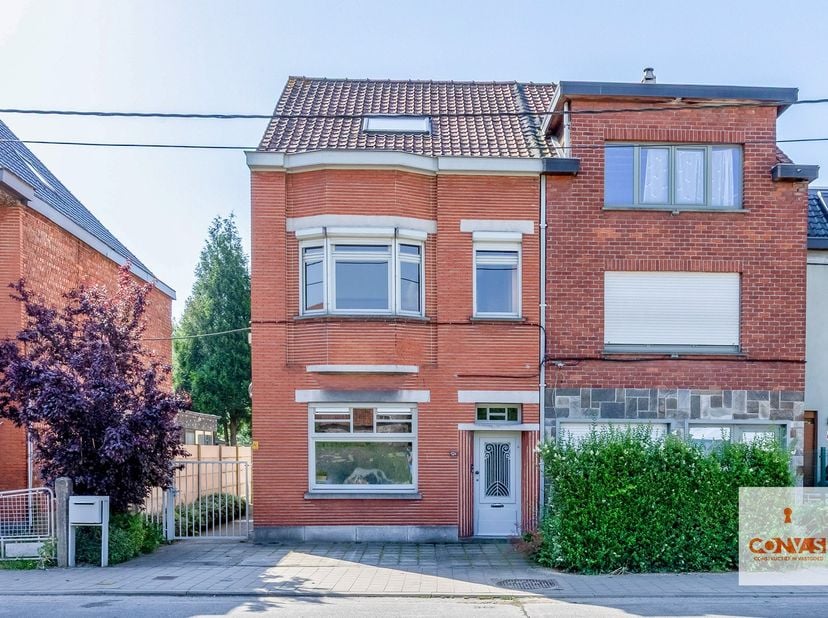 Deze charmante voormalige dokterswoning met vier slaapkamers&amp;nbsp;en bureauruimte is gelegen op een centrale en groene locatie te Lourdes, Oostakker.