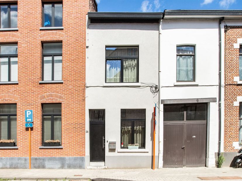 Gelegen in de Oude Vestenstraat te Tienen bevindt deze woning zich op wandelafstand van het stadscentrum, winkels, scholen, openbaar vervoer en andere