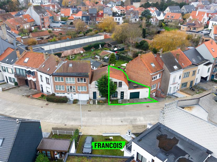 In de Sint-Amandsberglaan te Oostende bevindt zich deze charmante woning met veel potentieel voor wie op zoek is naar een renovatieproject op een guns