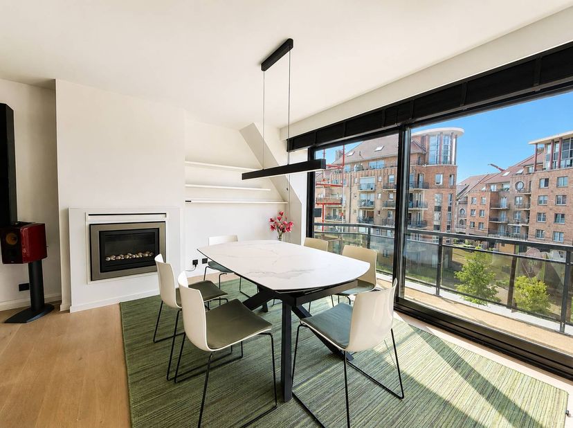 In de Jaak Van Buggenhoutlaan te Koksijde, die onlangs volledig heraangelegd werd, vinden we dit instapklare en gemeubelde duplex appartement (118m²)