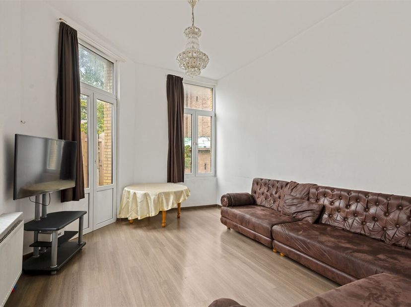 Huis momenteel opgedeeld in handelsgelijkvloers en 3 appartementen!<br />
Locatie: Ontdek dit veelzijdig huis thans gekend als onvergunde opbrengsteig