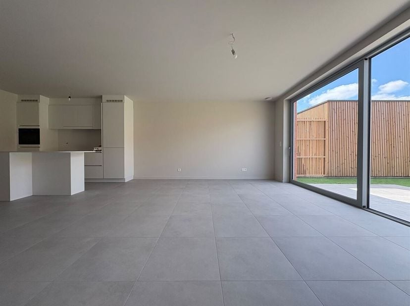 Ruim energiezuinig nieuwbouwappartement op het gelijkvloers met 2 slaapkamers<br />
Ligging: Dit energiezuinige nieuwbouwappartement is centraal geleg