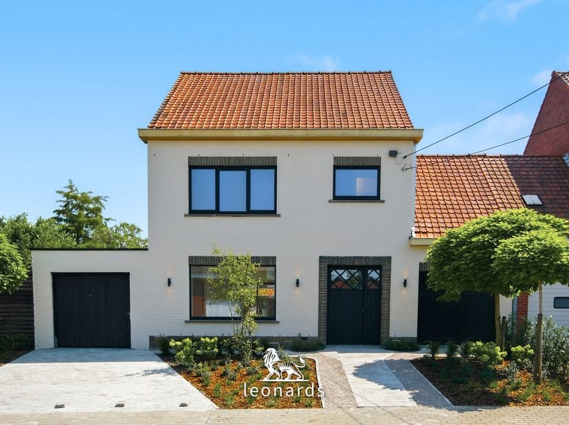 Bent u op zoek naar een instapklare woning waar comfort, kwaliteit en energiezuinig wonen centraal staan? Dan is deze volledig gerenoveerde halfopen w