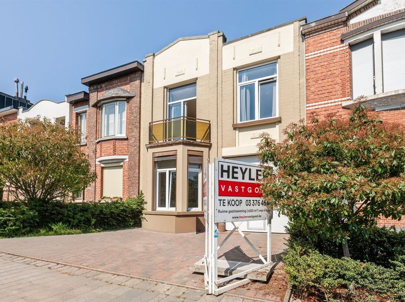 Ruime gezinswoning (±223 m²) op topligging in Deurne!<br />
Deze uitzonderlijk ruime woning is gelegen in de rustige en gegeerde Joos van den Steenele