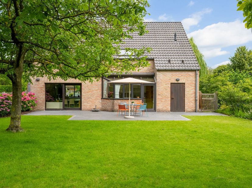 BEZOEKDAG VOLZET!<br />
Bij het betreden van de woning komt u in de inkomhal met gastentoilet en lavabo. <br />
De lichtrijke leefruimte met gezellige
