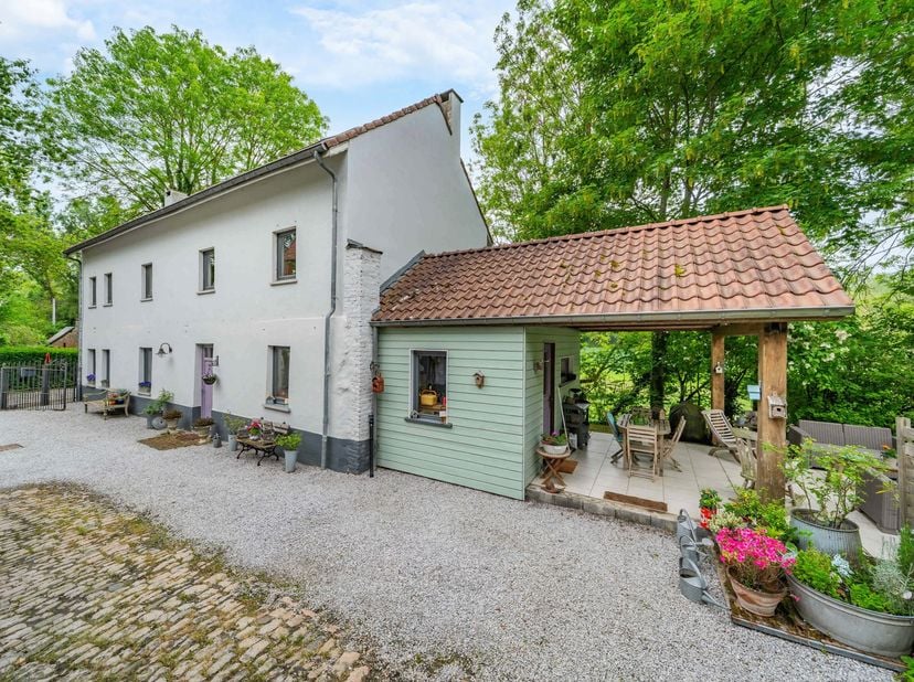 Easy Home a le plaisir de vous présenter cette belle villa, ancien corps de ferme datant de 1850, rénovée, offrant 200 m² habitables ainsi qu'une dépe