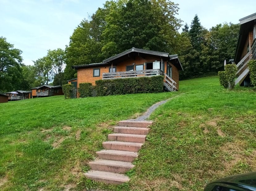 Toffe chalet op 355m2, gelegen in het vakantiepark "Les étoiles" in Blaimont, genietend van een prachtige groene omgeving! STEEDS VLOT VERHUURD! De be
