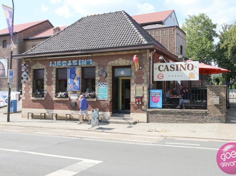 HANDELSFONDS OVER TE NEMEN - cr&amp;egrave;merie, broodjeszaak en koffiebar met terras en parking op uitstekende ligging.<br />
Bloeiende handelszaak over