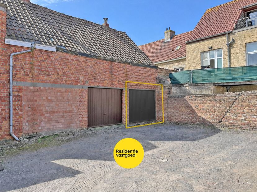 Afgesloten garage in centrum Diksmuide!<br />
<br />
Centrale ligging! Afgesloten garagebox te koop in het centrum van Diksmuide, op slechts enkele st