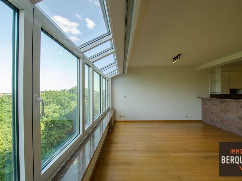In deze standingvolle residentie kunnen wij U dit zonnig en ruim appartement met 2 slaapkamers aanbieden. Het appartement bevindt zich op de voorlaats