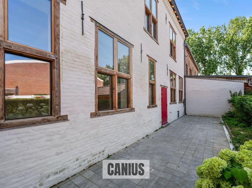 STATIGE WONING MET 3 SLKS EN TERRAS <br />
<br />
Aan de stadsrand van Sint-Truiden, treffen wij op het Begijnhof deze statige woning aan. De groots
