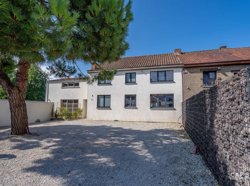 WATERLOO – Cap Sud vous présente cette propriété à la configuration rare, composée d'une maison familiale de 175 m² habitables et d'un duplex totaleme