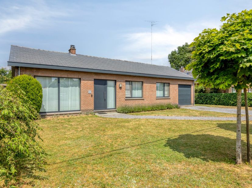 Deze ruime en instapklare gelijkvloerse woning is gelegen in het rustige Korspel, op een prachtig perceel van 1.251 m² met een vrij uitzicht op het ac