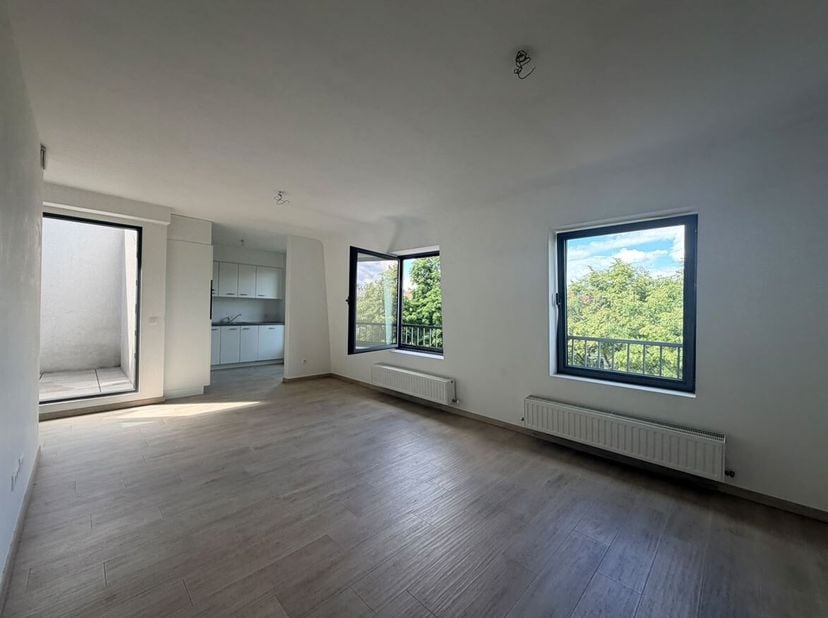 Twee-slaapkamer appartement met terras in Oud-Berchem te huur!<br />
Ligging: Dit ruim nieuwbouwappartement is gelegen aan het Frans van Hombeeckplein