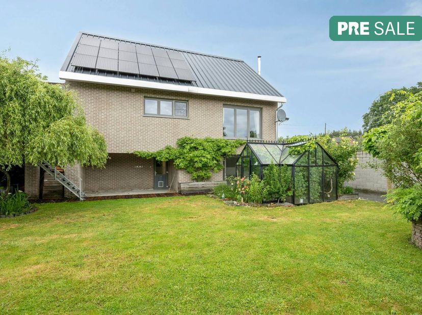Bent u op zoek naar rust, ruimte en comfort, maar wilt u geen toegevingen doen op vlak van modern luxe? Deze unieke, instapklare woning (bouwjaar 2011