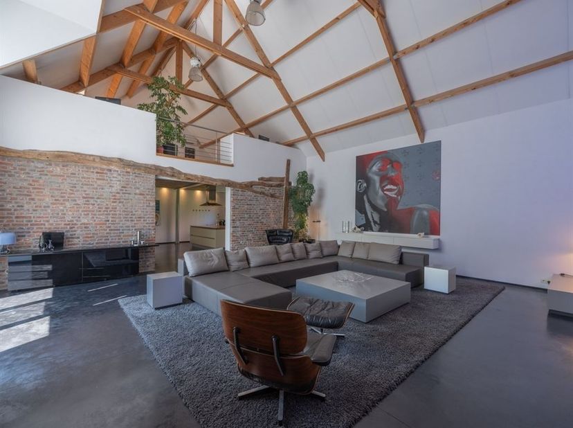 Unieke karakterhoeve met loftsfeer, design, verwarmd zwembad &amp; poolhouse<br />
Een karaktervolle langgevelhoeve waar authentieke elementen, hedendaag