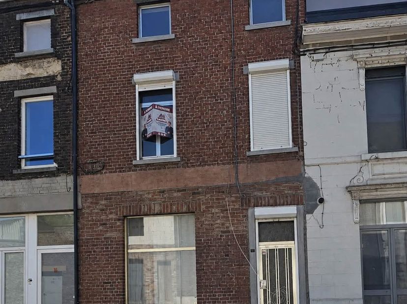 NOUVEAUTÉ À VENDRE - Monceau-sur-Sambre<br />
Vous recherchez un bien à rénover selon vos envies ? - Vous êtes investisseur à la recherche d’un bien à