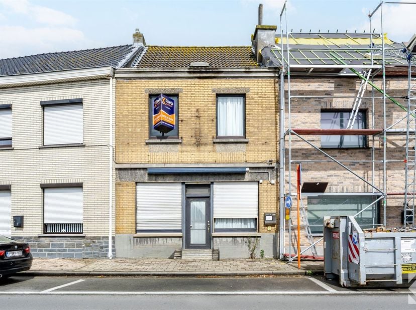 Te renoveren woning met veel potentieel en ruime zolder<br />
<br />
Bent u op zoek naar een woning die u volledig naar eigen smaak kunt renoveren?