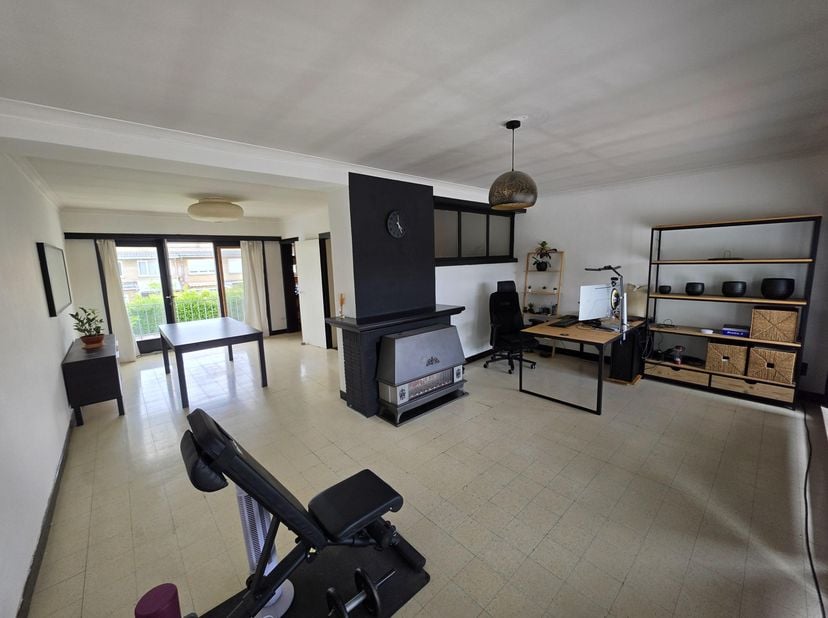 Gezinswoning met veel ruimte en potentieel in Kortrijk<br />
<br />
Welkom in deze ruime woning met tal van mogelijkheden, gelegen in de rustige Wilge
