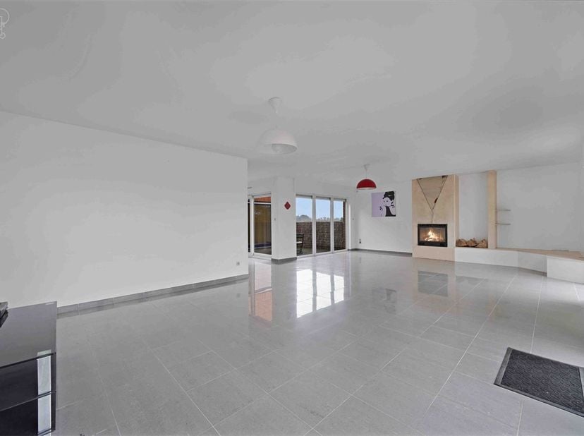Superbe appartement d'env. 179 m² situé à PLOEGSTEERT offrant confort et modernité !! Cet appartement propose un vaste et lumineux séjour d'env. 52,50