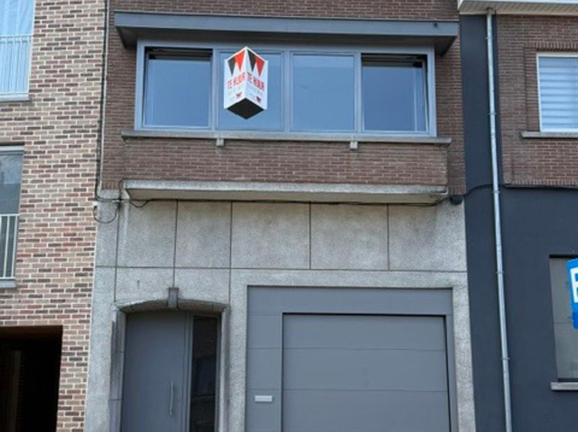 Gerenoveerde lichtrijke woning te huur op wandelafstand van de stad. De woning bestaat uit een ruime living met volledig ingerichte half open keuken (