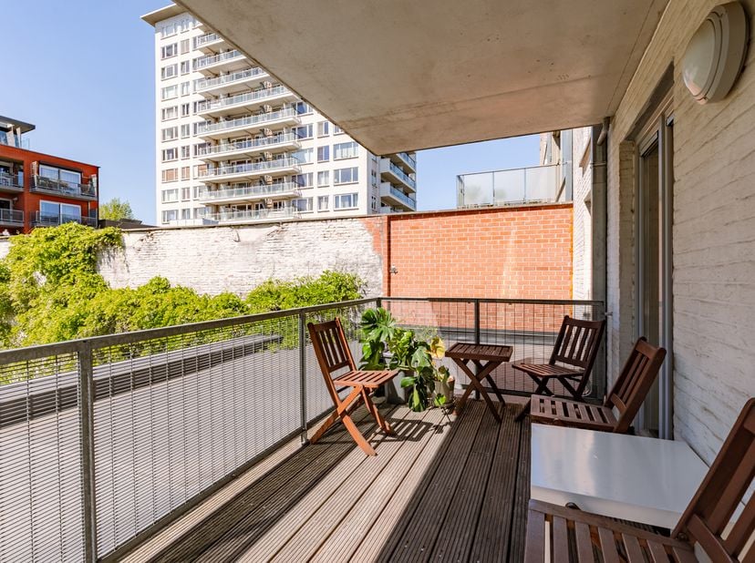À VENDRE – Situé au Willem de Beersteeg 7, cet appartement lumineux bénéficie d’un emplacement unique au bord de l’eau, en plein cœur de Gand.<br />
P