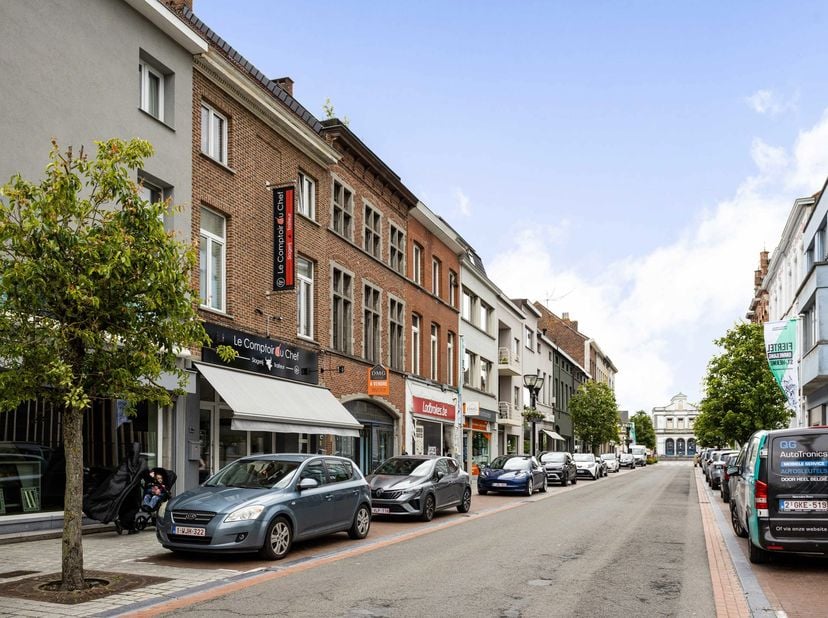 Deze veelzijdige en ruime eigendom ligt pal in het centrum vlakbij het station en op wandelafstand van de Grote Markt.<br />
Het pand ligt overigens i