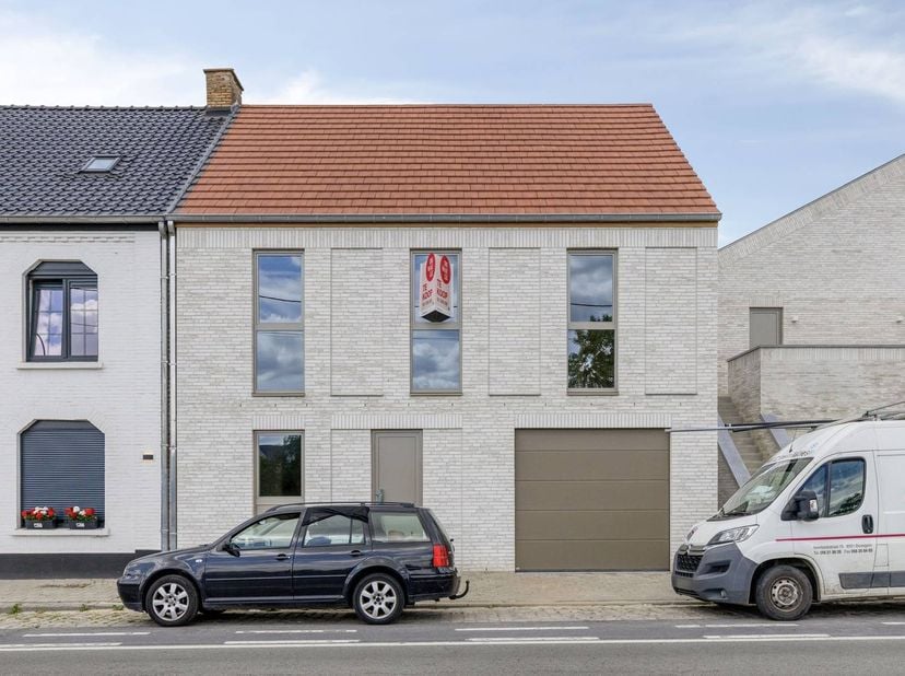 In de Tieltstraat te Meulebeke vinden we dit uniek casco huis terug. Dit huis werd opgetrokken door Vuylsteke Construct waar kwaliteit centraal staat.